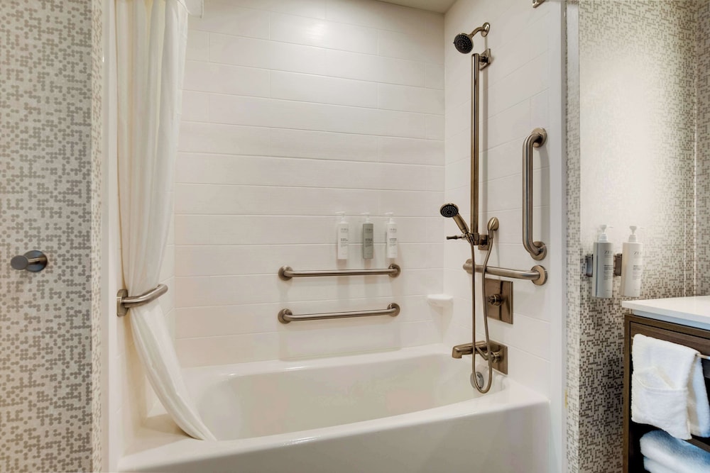 Studio Suite, 1 King Bed, Accessible, Bathtub - Photo 2