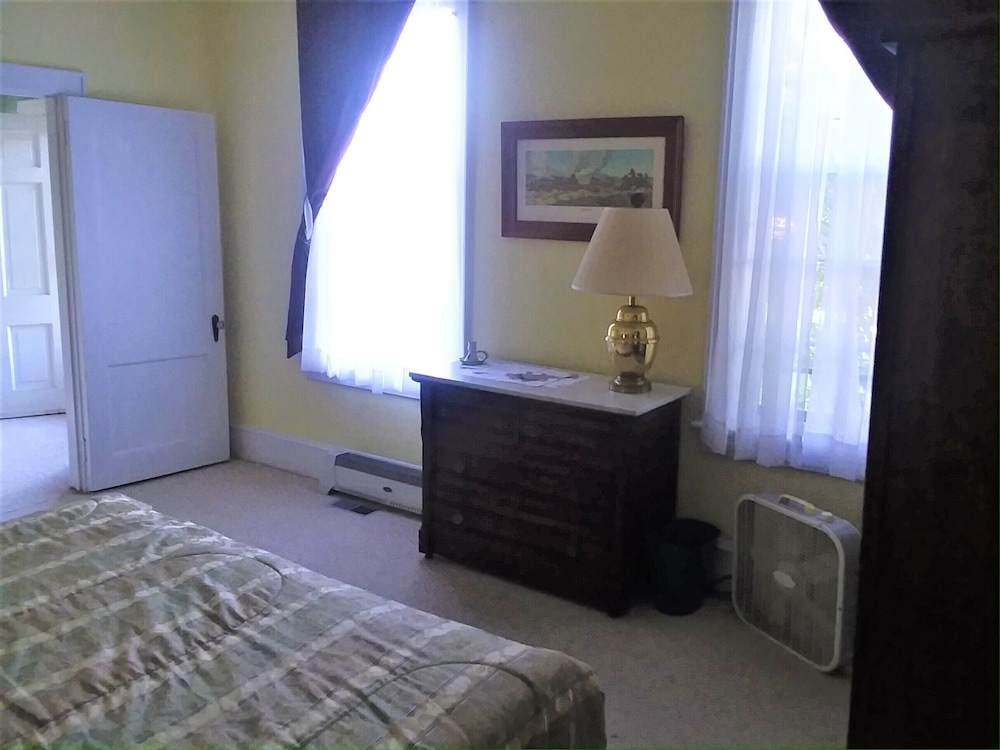 Standard Double Room, 1 King Bed, Non Smoking, City View photo 3