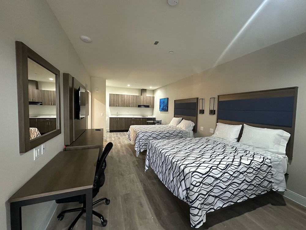 Executive Suite, 2 Queen Beds, Kitchenette