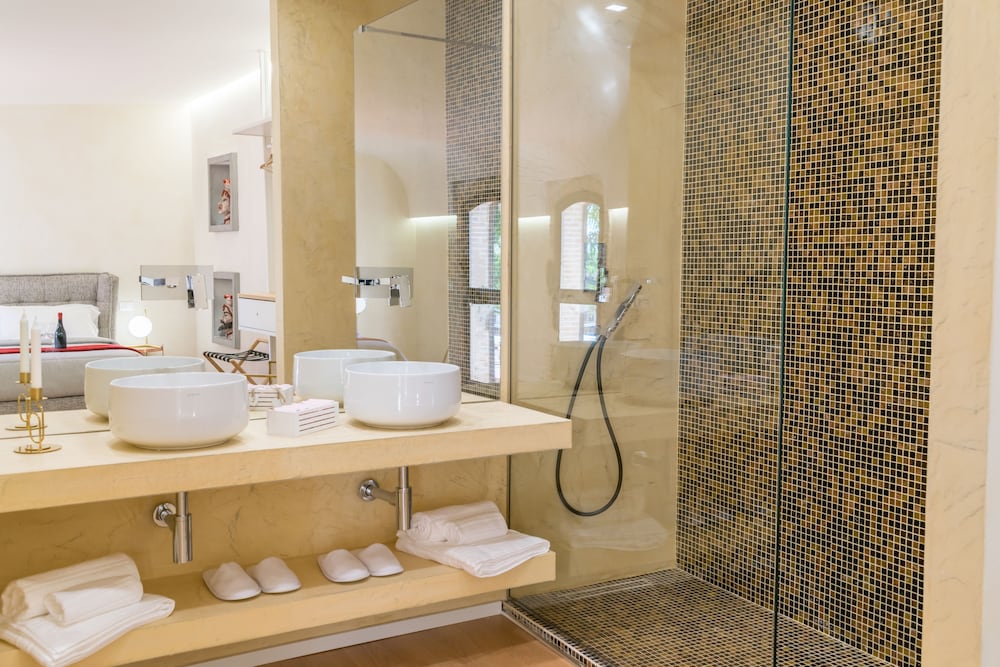 Deluxe Suite - Photo 13
