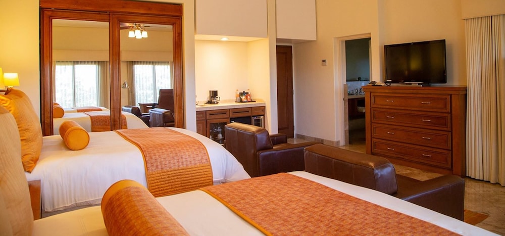 Superior Double Room, 2 Queen Beds photo 3