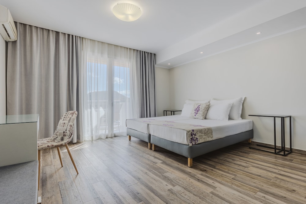 Deluxe Studio Suite, Balcony, City View photo 3