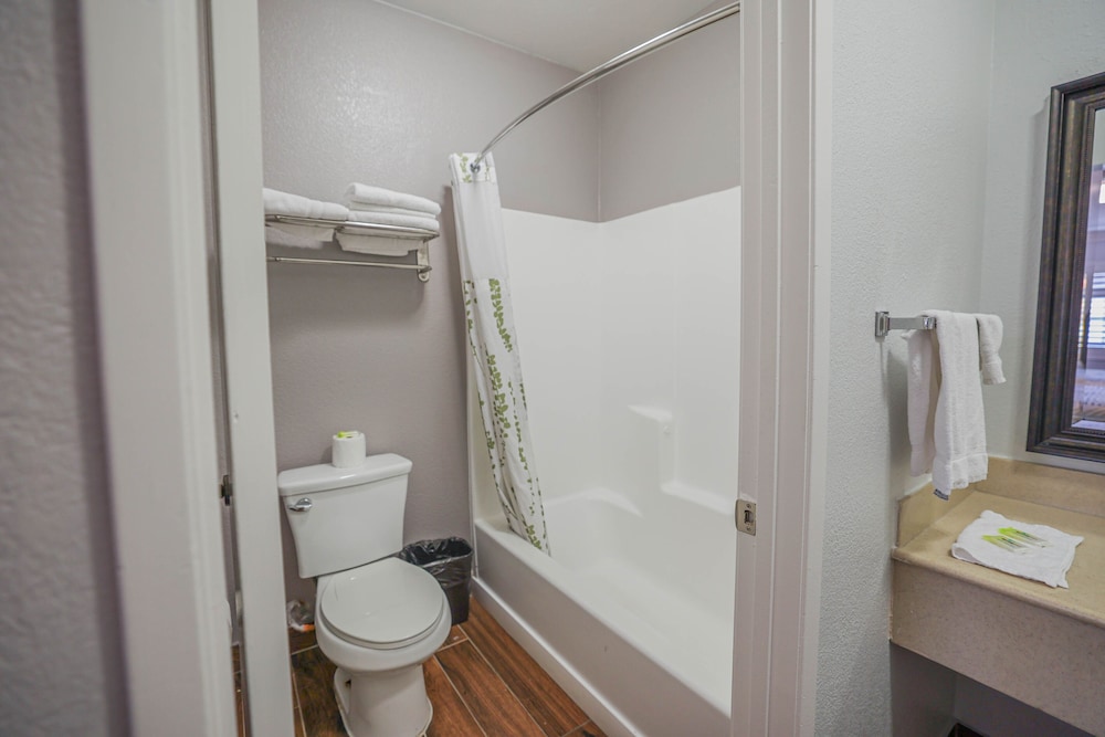 Deluxe Room, 2 Queen Beds, Non Smoking, Refrigerator & Microwave photo 2