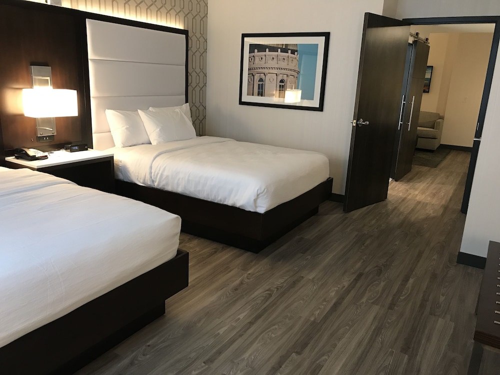 2 Room Suite, 2 Queen Beds,Accessible (Roll In Shower) - Photo 3