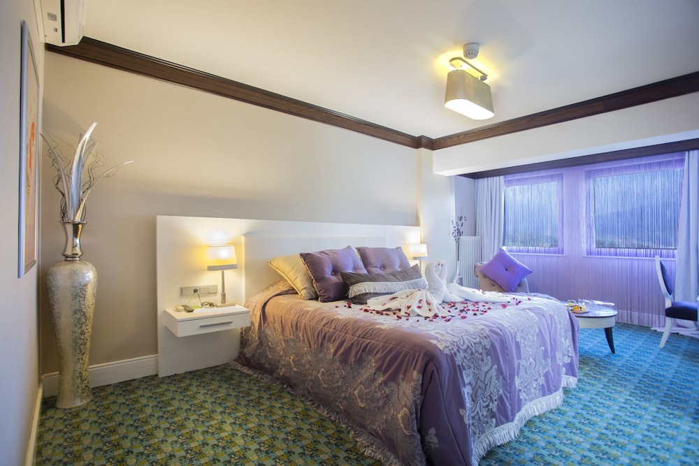 Honeymoon Suite