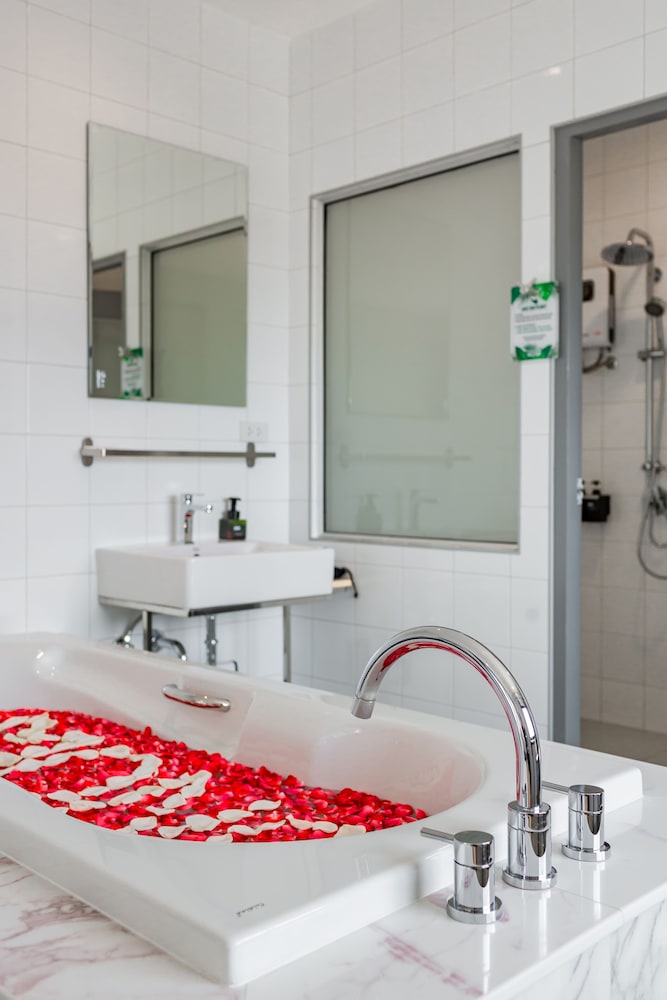 Deluxe Room, Bathtub - Photo 32