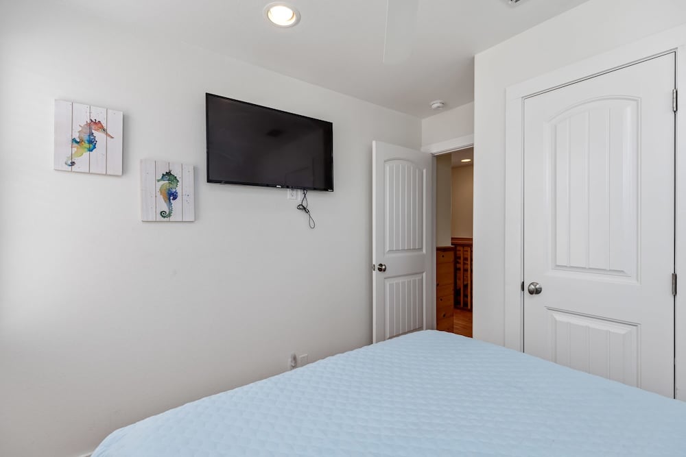 House, Multiple Beds, Patio, Pool View (Dockside)