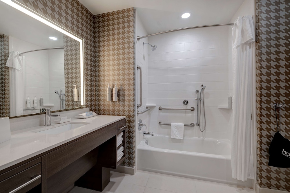 Suite, 1 King Bed, Accessible, Bathtub (Mobility & Hearing) - Photo 11