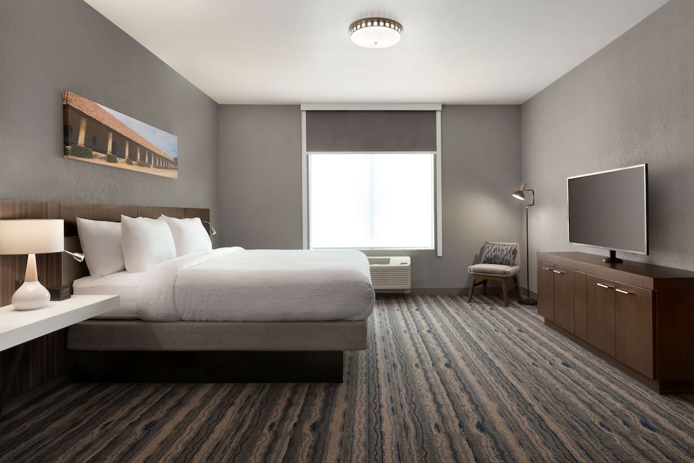 Junior Suite, 1 King Bed, Accessible, Non Smoking (Rollin Shower) photo 3