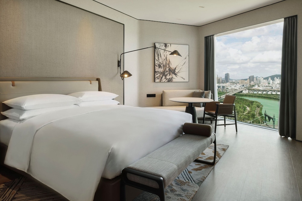 Deluxe Room, 1 King Bed, River View photo 1