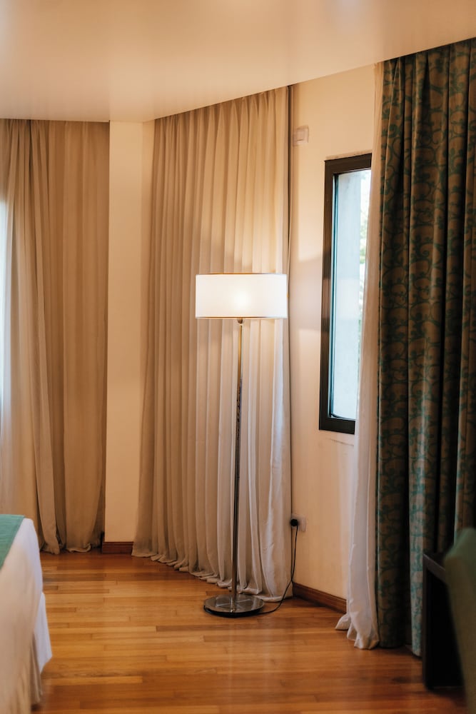 Executive Room - Photo 10