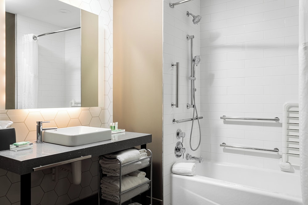 Standard Room, 2 Queen Beds, Accessible Bathtub (Mobility) thumbnail 6