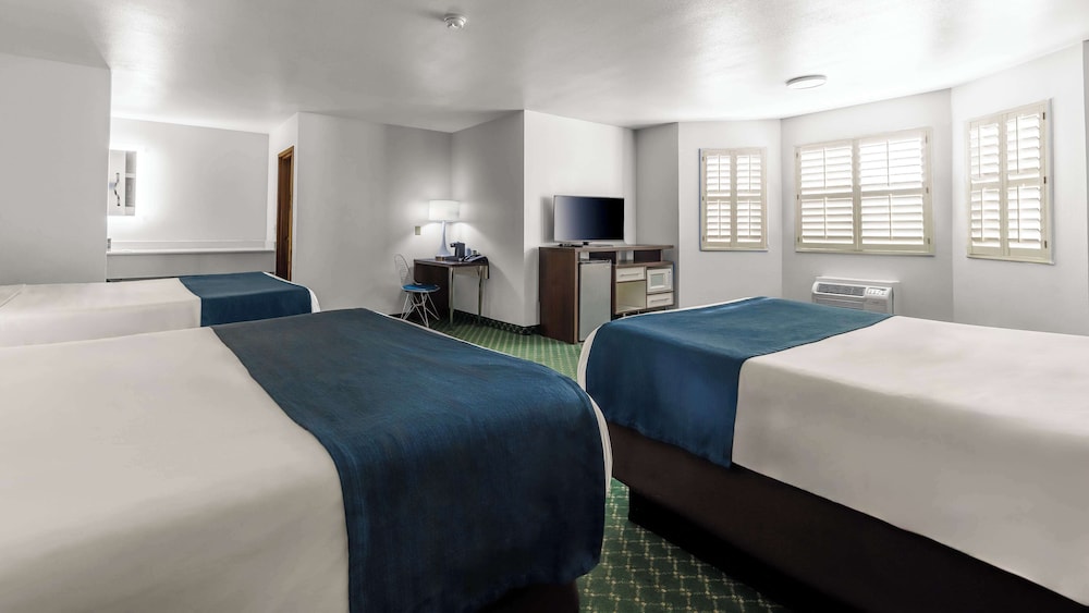 Room, Multiple Beds, Non Smoking - Photo 4
