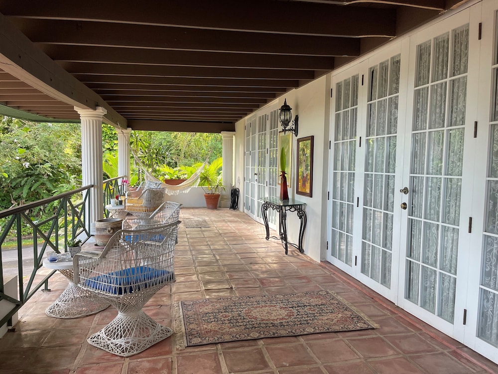Deluxe Room, 1 Queen Bed, Balcony, Courtyard View photo 2