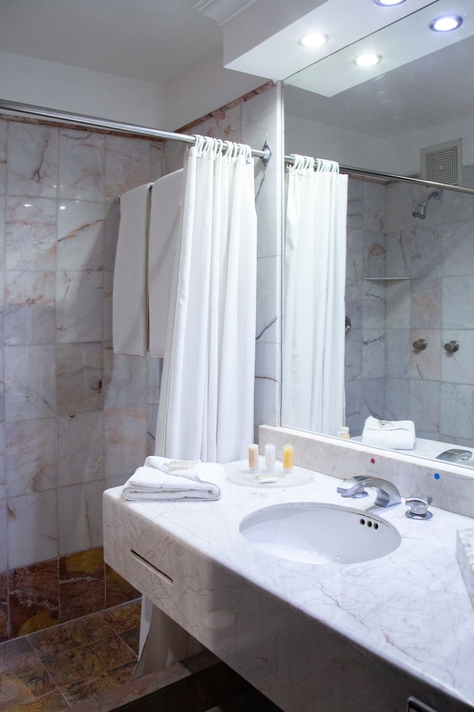 Deluxe Room - Photo 5