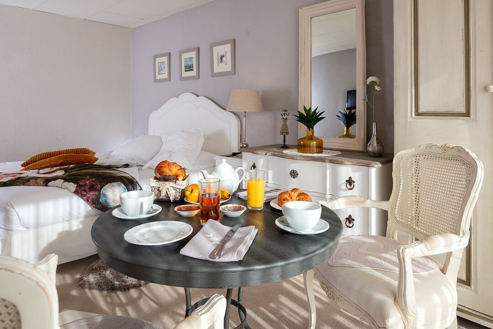 Classic Triple Room, Ensuite photo 3