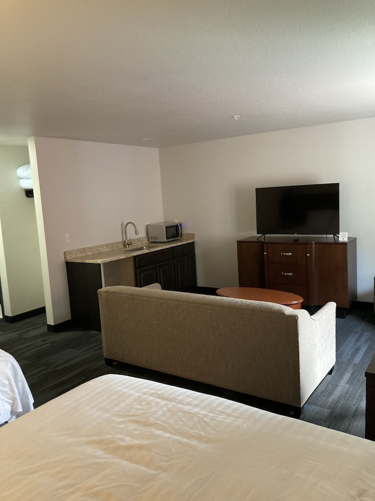 Room 212 - 2 Queen Bed Suite photo 2