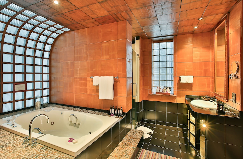 Pool Suite - Photo 7