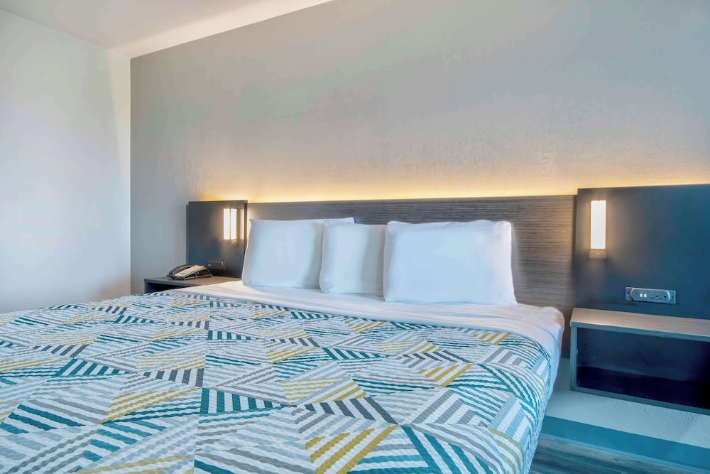 Deluxe Room, 1 King Bed, Non Smoking photo 2