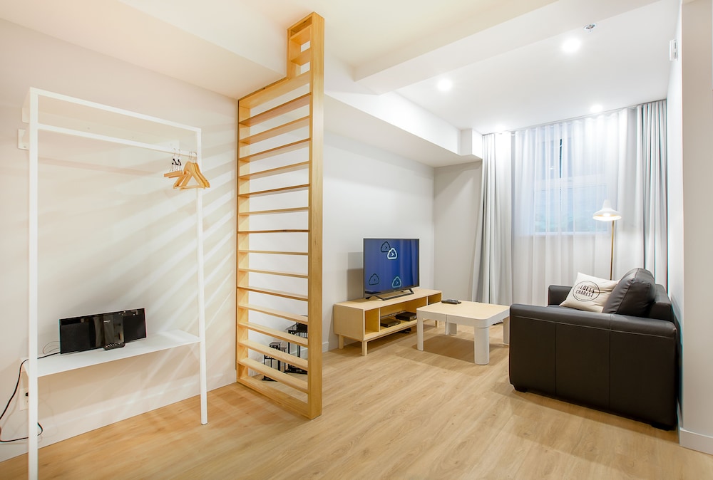 Loft, 1 Queen Bed, Half-Basement (LC101) thumbnail 6