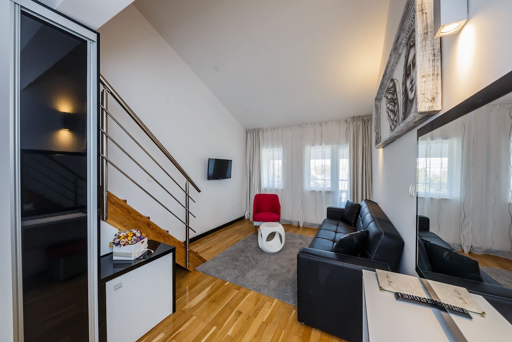 Gallery Duplex, 1 Bedroom - Photo 3