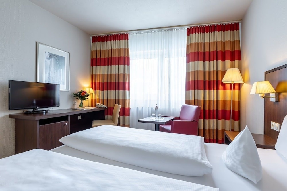 Queen Plus Room - Photo 4