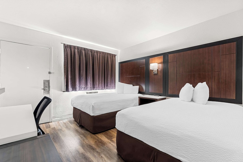 Standard Room, 2 Double Beds, Smoking - Photo 2