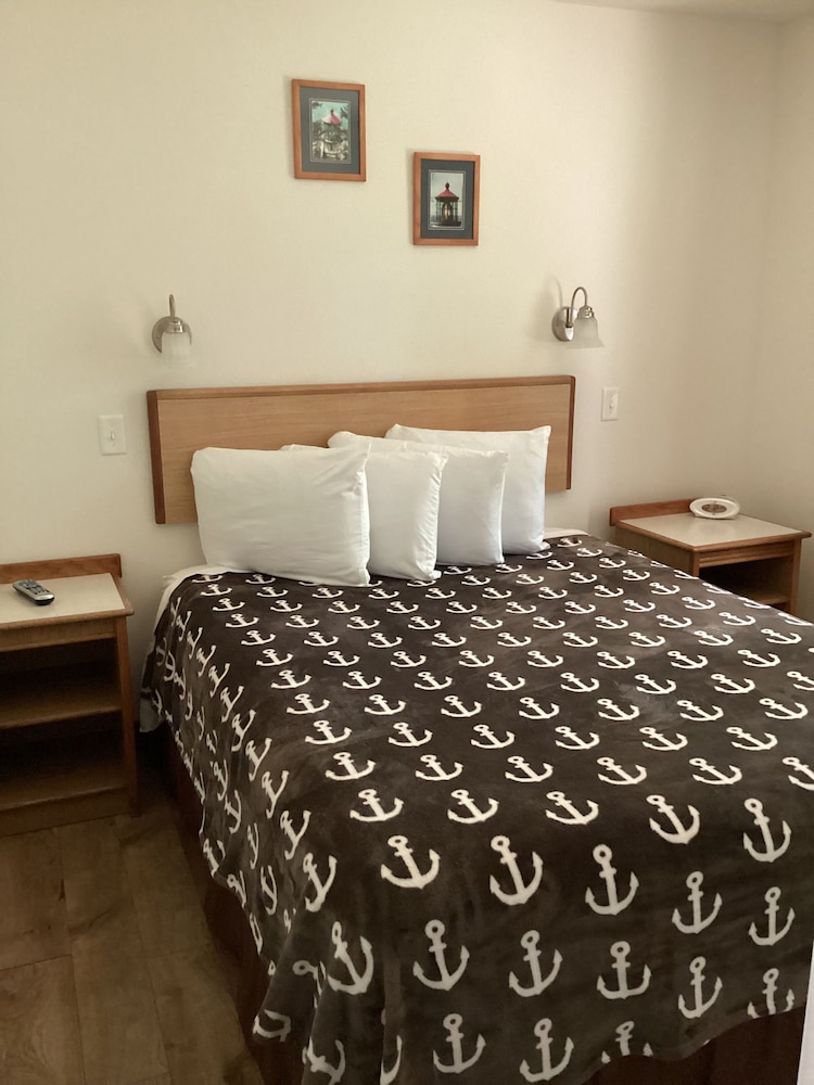 Double Room 2 Queen Beds NO PETS! photo 3