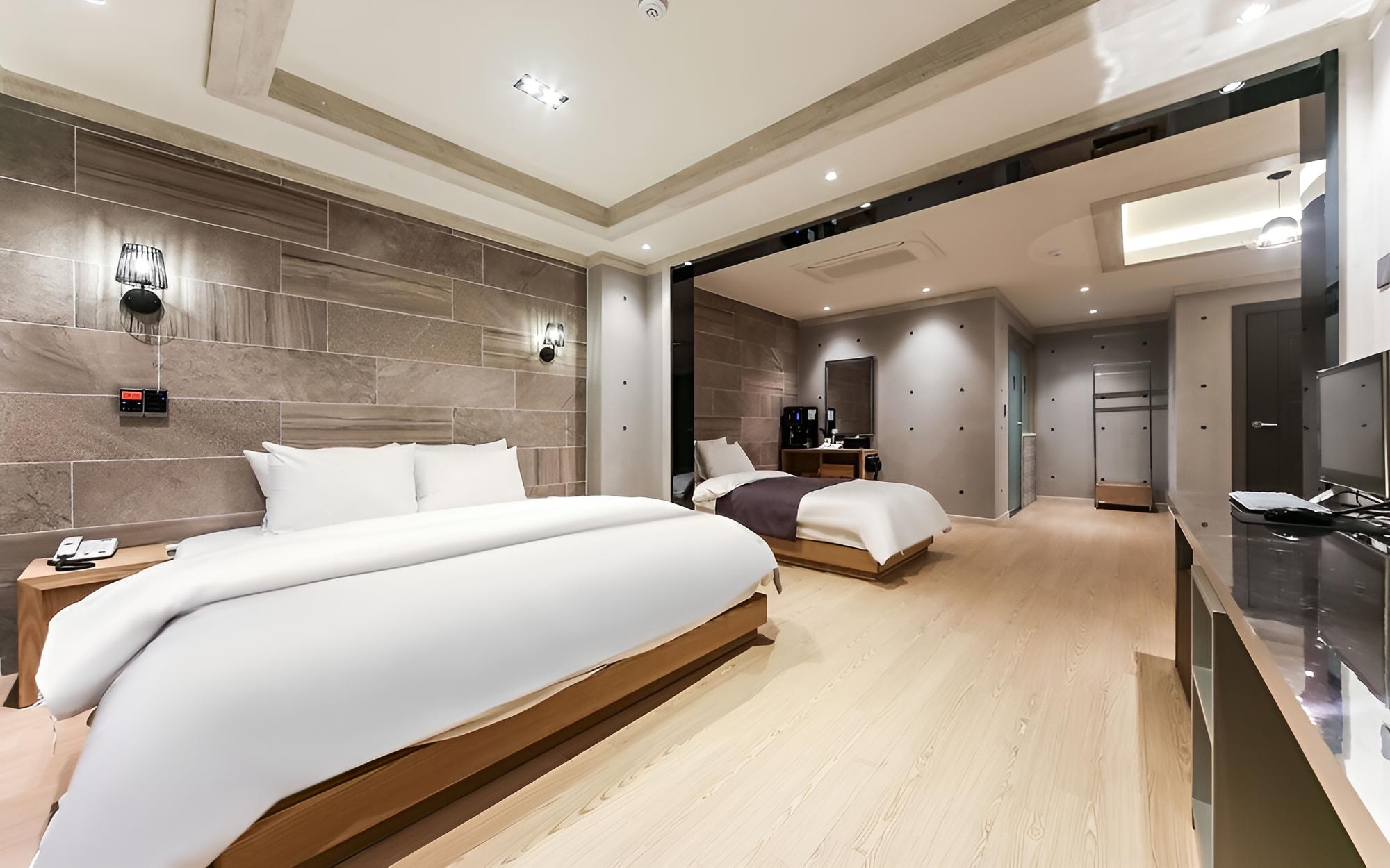 Room (Twin Suite) - Photo 6