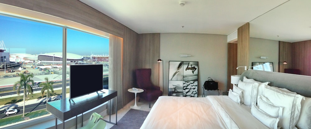 Deluxe Room, 1 King Bed thumbnail 5