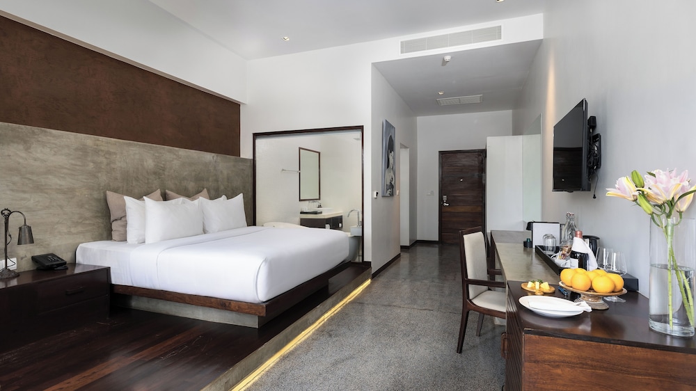 Deluxe King Room Free Laundry + Daily 90Min Massage + Mini Bar + Round Trips Airport Transfers - Photo 14