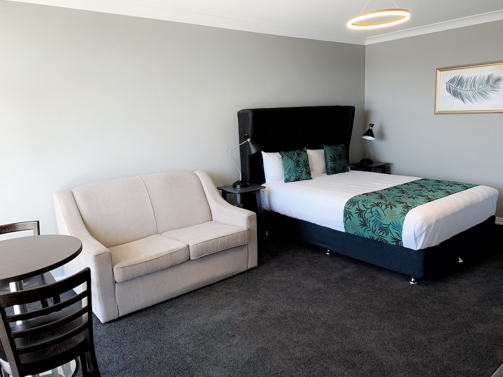 Premium King Suite photo 3