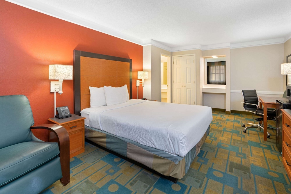 Deluxe Room, 1 Queen Bed, Non Smoking - Photo 3