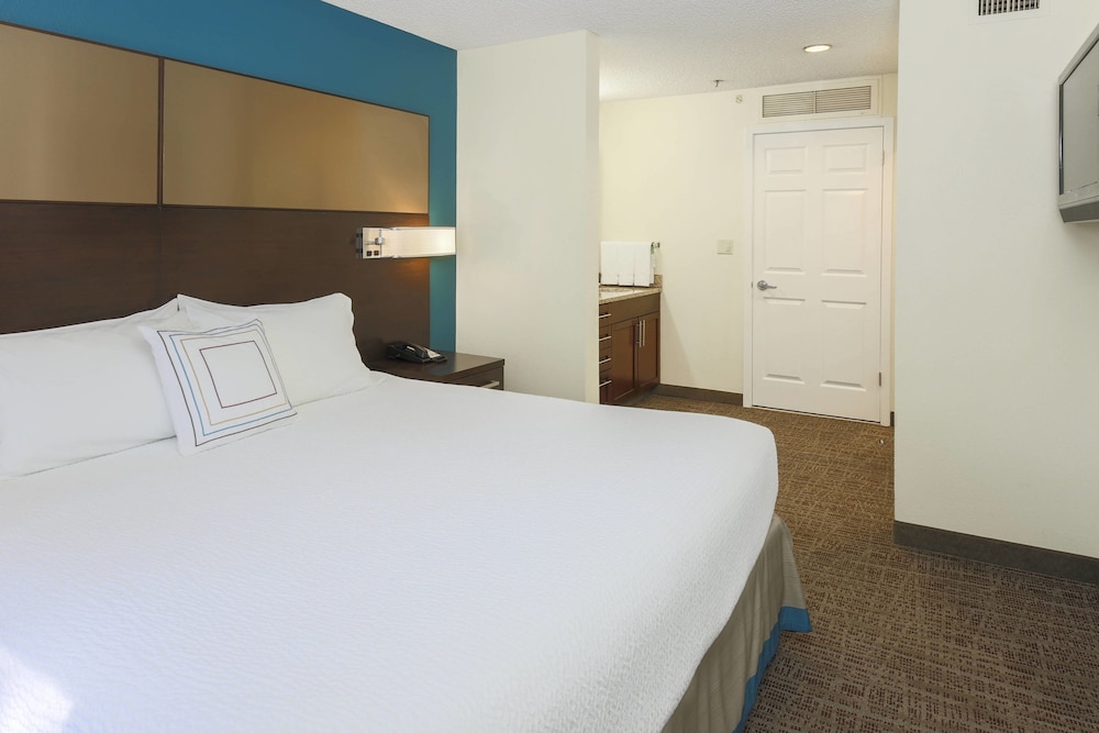 Suite, 1 Bedroom - Photo 2