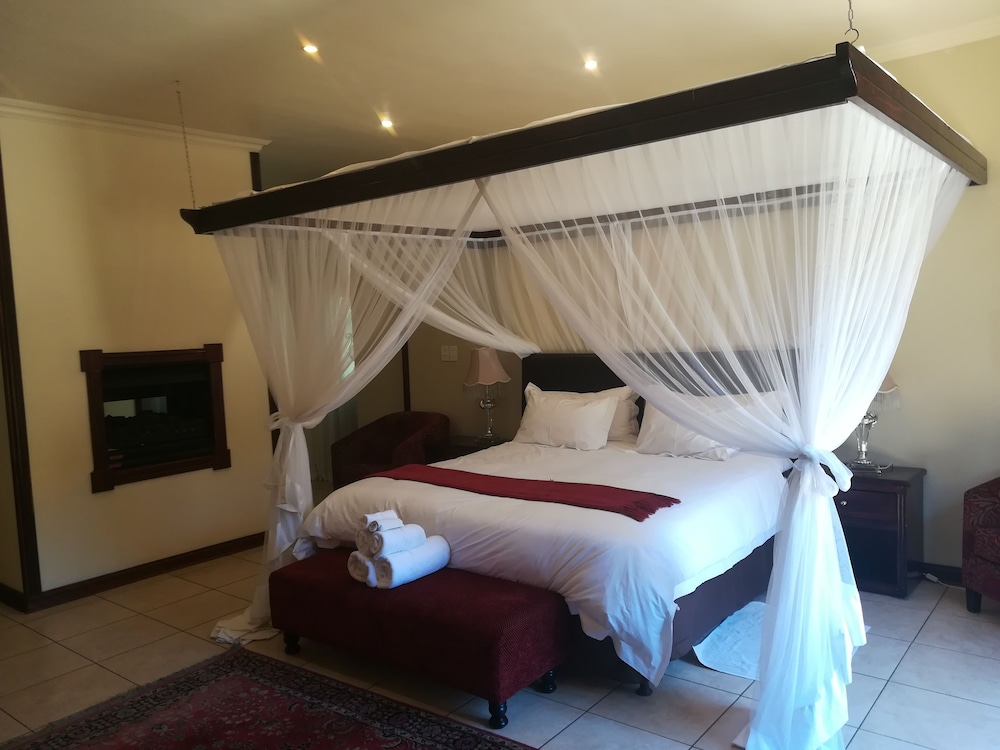 Executive Suite, 1 King Bed, Non Smoking, Garden View photo 2