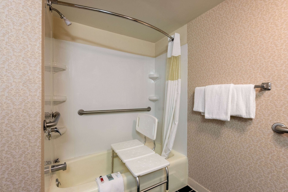 Room, 1 Double Bed, Accessible, Non Smoking - Photo 3