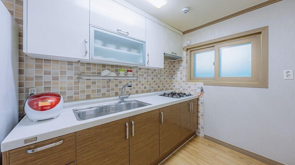 Room (Room 202) - Photo 3