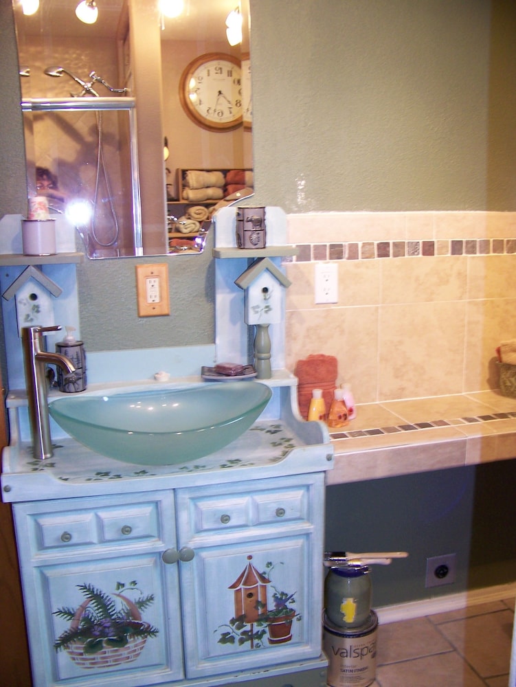 Single Room, 1 Queen Bed, Private Bathroom photo 3