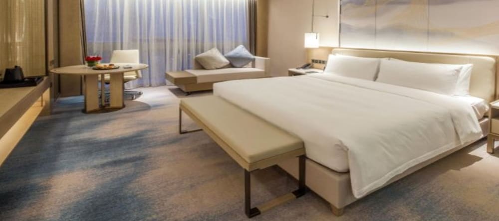Deluxe King Room - Photo 4