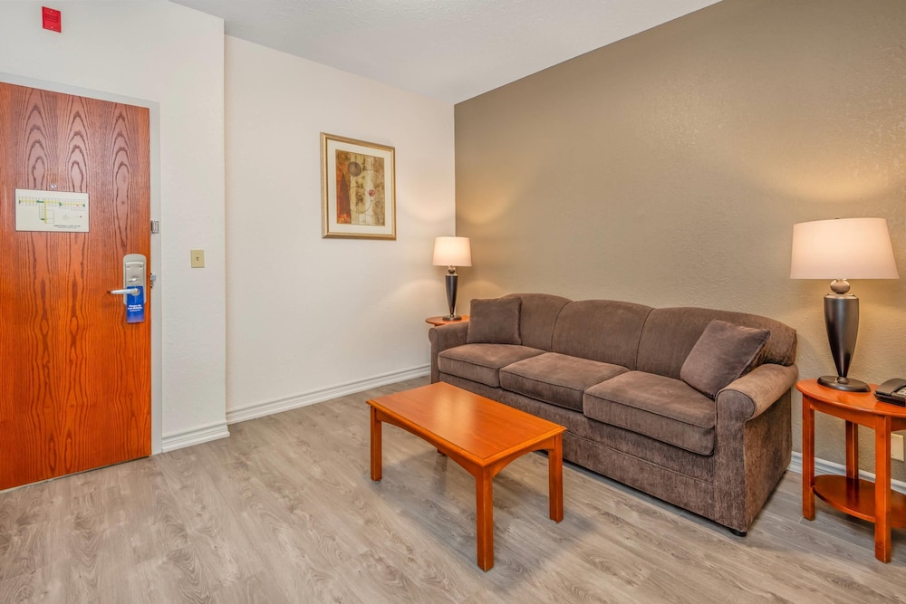 2 Queen Beds, Sofa Bed, 2 Room Suite - Photo 3