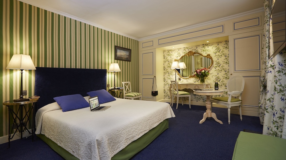 Deluxe Suite, 1 Queen Bed, Terrace photo 1