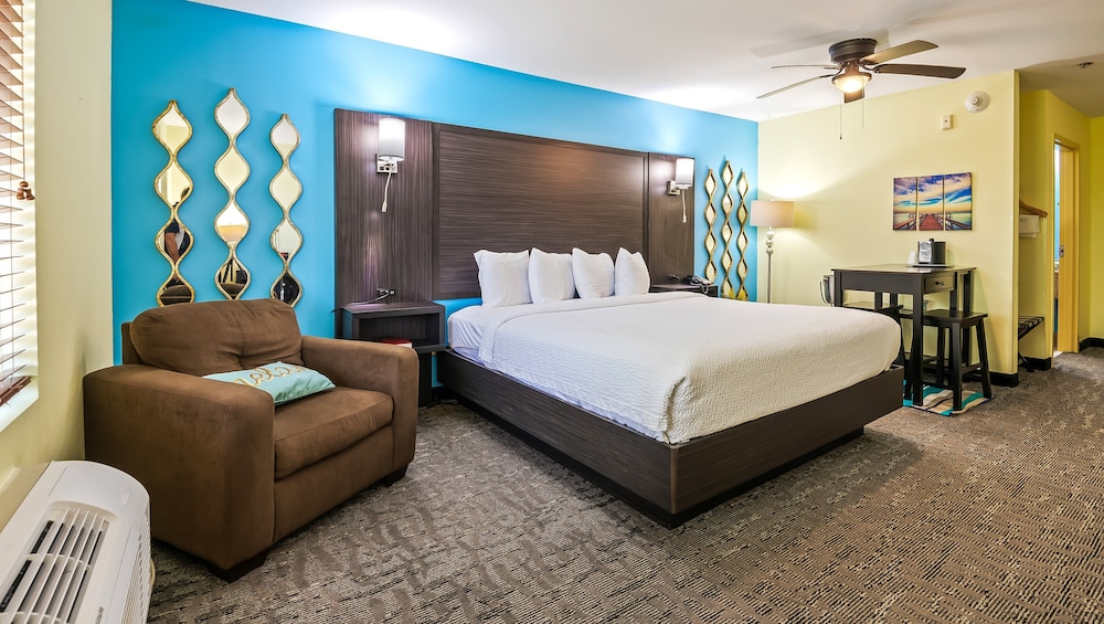 Executive Suite, 1 King Bed, Non Smoking, Refrigerator & Microwave photo 3