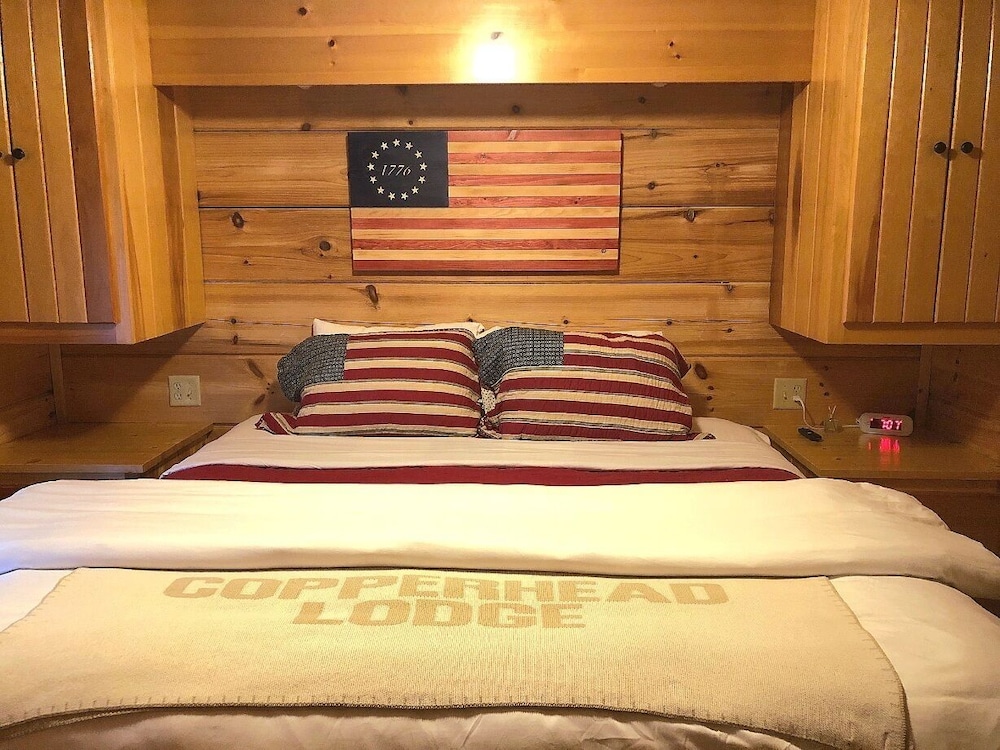 Classic Cabin, 2 Bedrooms, Hot Tub, Mountain View