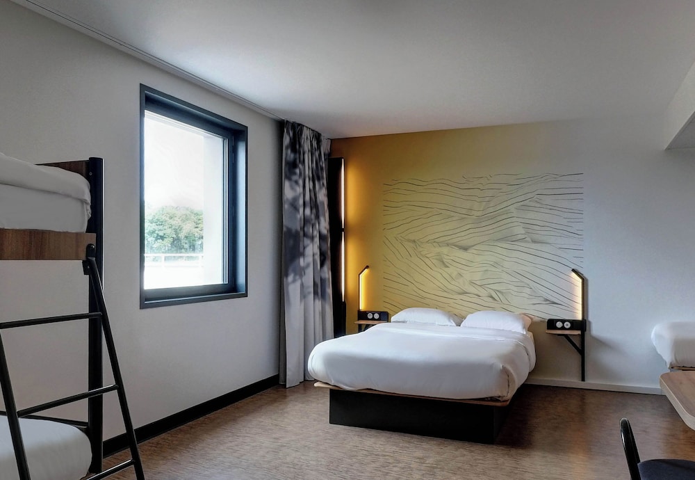 Family Studio, Multiple Beds, Kitchen, Pool View photo 3