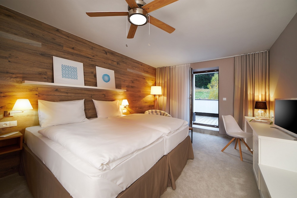 Superior Double Room, 1 King Bed, Balcony (1st floor) thumbnail 6