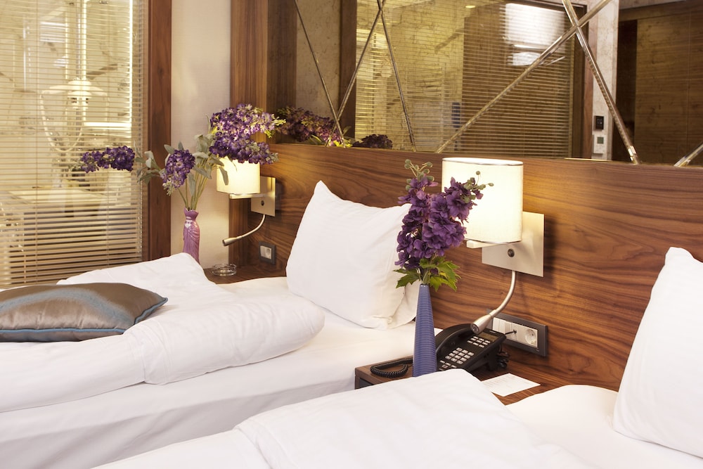 Standard Three Single Bed City View Room photo 3