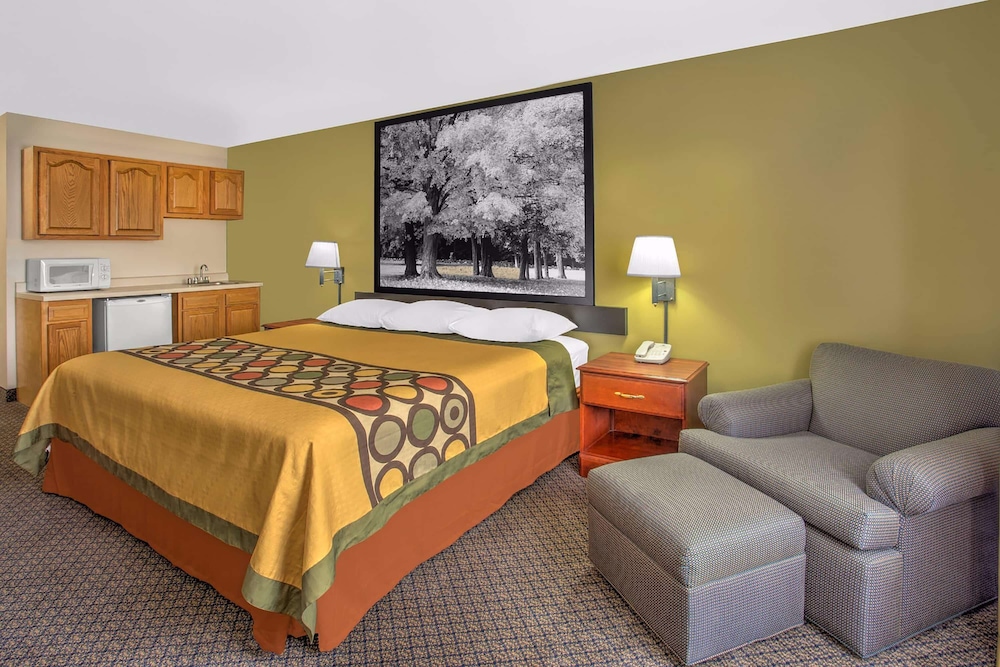 Suite, 1 King Bed, Non Smoking photo 1