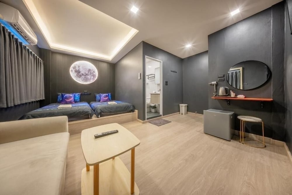 Superior Twin Room With Private Bathroom