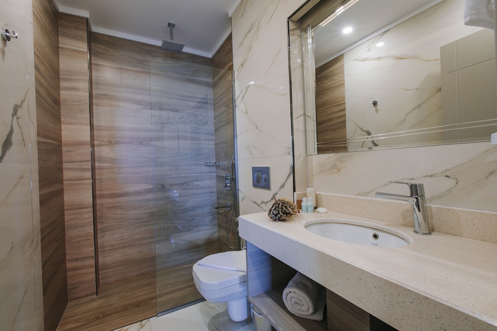 Black Sea Suite with Jacuzzi and Sea View - Photo 2