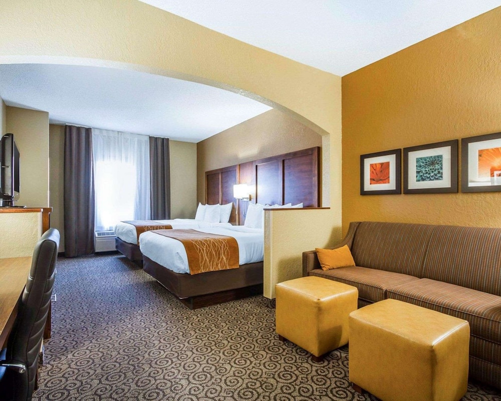 Suite, Multiple Beds, Non Smoking - Photo 2